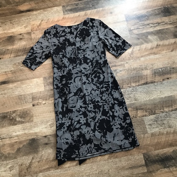 R&K Short Sleeve Wrap Dress Black White Rose Print Size Medium - Picture 9 of 9